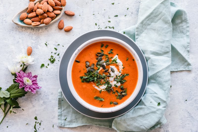 Platzteller mit Suppe