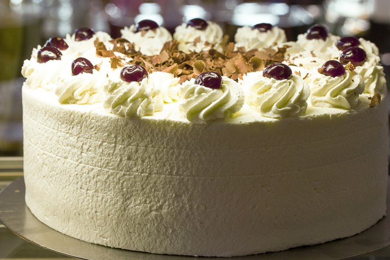 Eine mit einem Tortenring angefertigte Schwarzwälder Kirschtorte in der Nahaufnahme