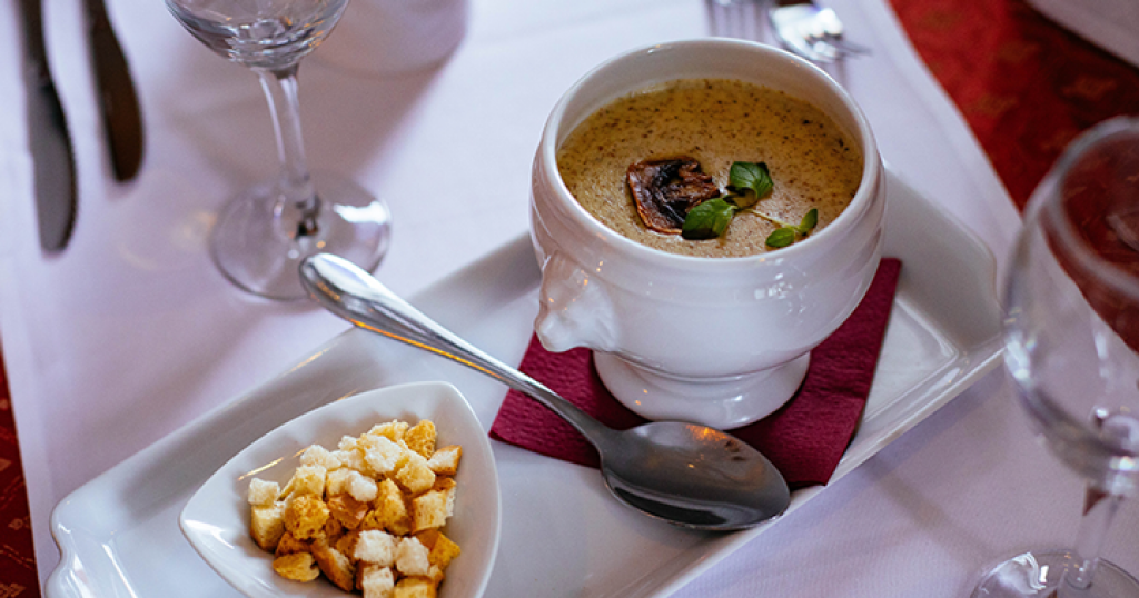 Porzellan Suppentasse mit Croutons auf einem Tablett