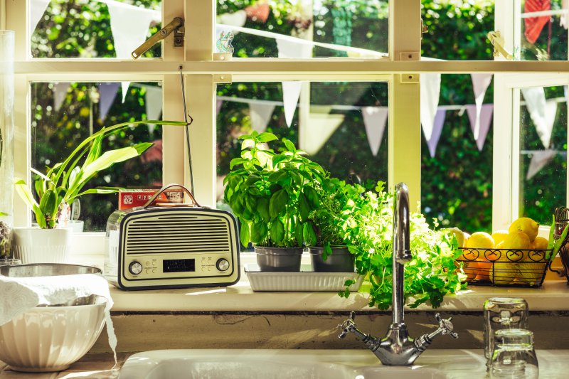 Küchenradio auf einer Fensterbank Ein Küchenradio steht auf der Fensterbank