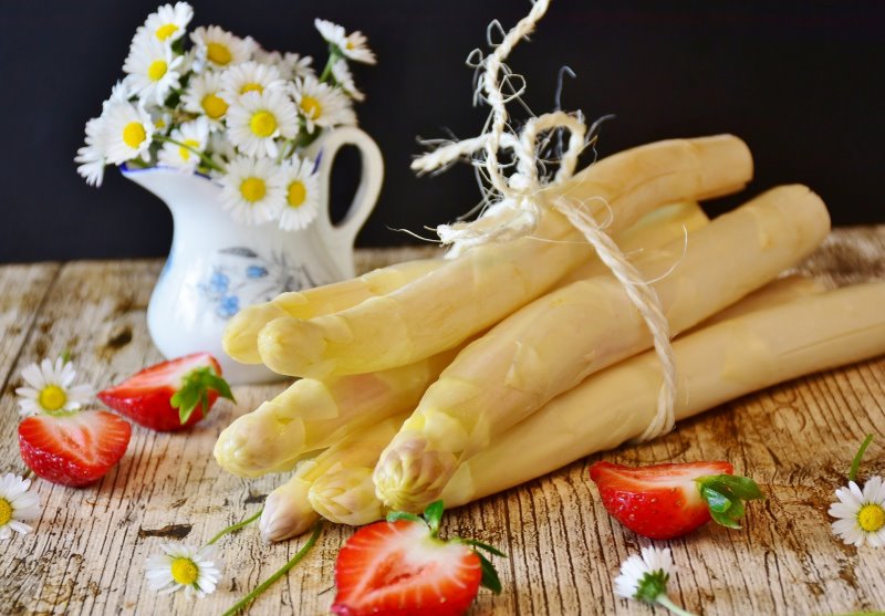 Spargeltopf weißer Spargel Weißer Spargel zusammengebunden