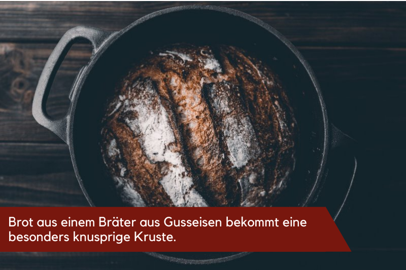 Gebackenes Brot in einem Bräter aus Gusseisen