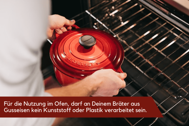 Bräter aus Gusseisen wird in den Ofen gestellt