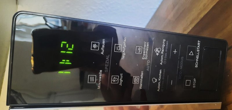 Das Bedienfeld der Mikrowelle mit allen Funktionen.