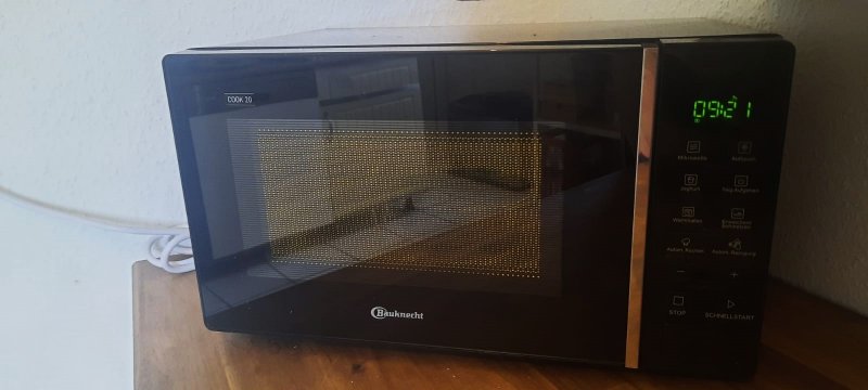 Die Mikrowelle eingeschaltet und in Benutzung.